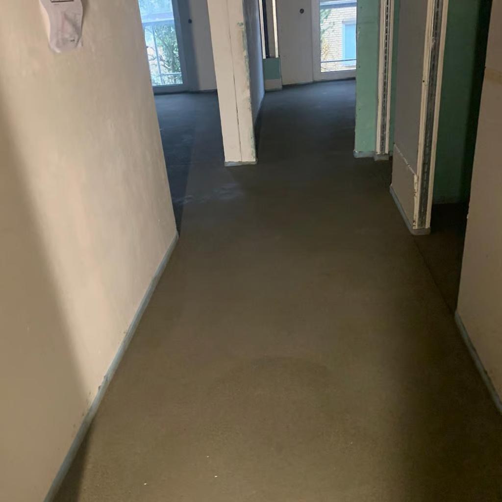Frischer Zementestrich im Flurbereich — Hamburg Verbau GmbH