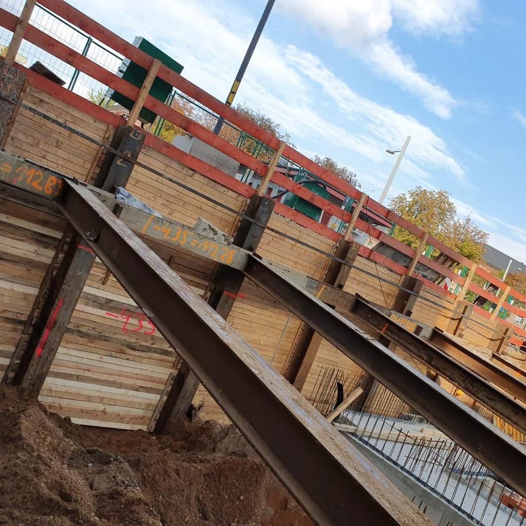 Stahl-H-Träger mit Holzbohlen, Stahleinbohlen — Hamburg Verbau GmbH