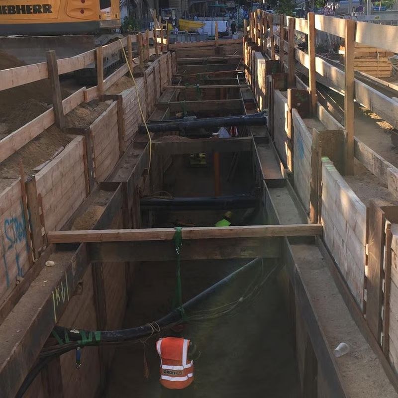 Holzverbau-Graben mit Liebherr-Kran — Hamburg Verbau GmbH